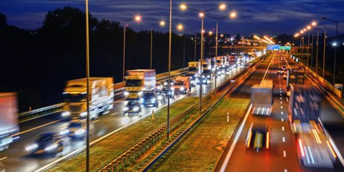 Έξυπνος φωτισμός σε 958 χιλιόμετρα δρόμων: 31.938 αυτόνομοι ιστοί στις 13 Περιφέρειες