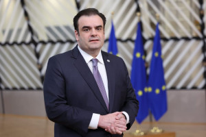 Στο Παρίσι τη Δευτέρα για τη Σύνοδο G7 ο Πιερρακάκης