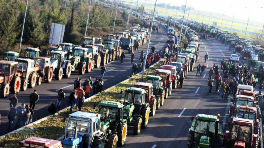 Θεσσαλία: Κλιμακώνονται οι κινητοποιήσεις των αγροτών
