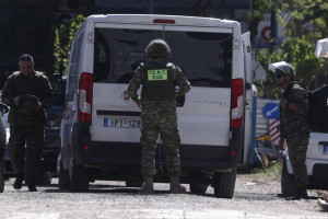 Αγ. Βαρβάρα: Εξερράγη χειροβομβίδα-Φθορές σε οχήματα και την πρόσοψη πολυκατοικίας