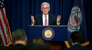 Στο «τιμόνι» της Fed για δεύτερη 4ετία ο Τζερόμ Πάουελ