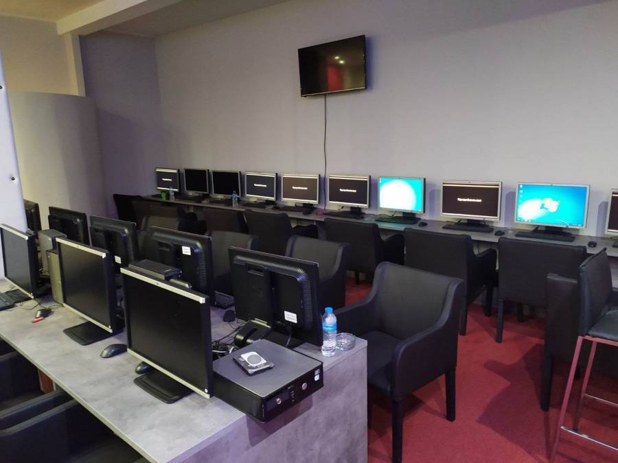 Έφοδος της ΕΛΑΣ σε παράνομο μίνι καζίνο στην Καλλιθέα-23 συλλήψεις