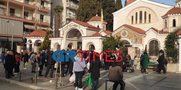 Θεσσαλονίκη: Συνωστισμός έξω από εκκλησία ενόψει Ψυχοσάββατου