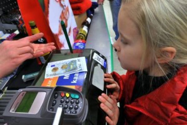 Το 51% των Ευρωπαίων υπέρ του ευρώ