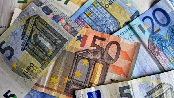 Νέο έκτακτο μέρισμα €900: Ποιοι θα λάβουν τον χριστουγεννιάτικο «μποναμά»