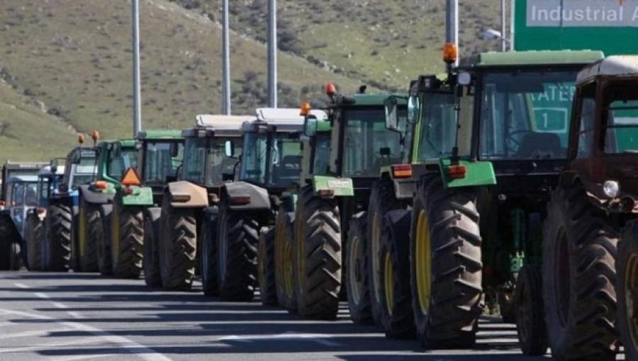 Αγρότες έκλεισαν την Εθνική οδό Αθηνών - Πατρών