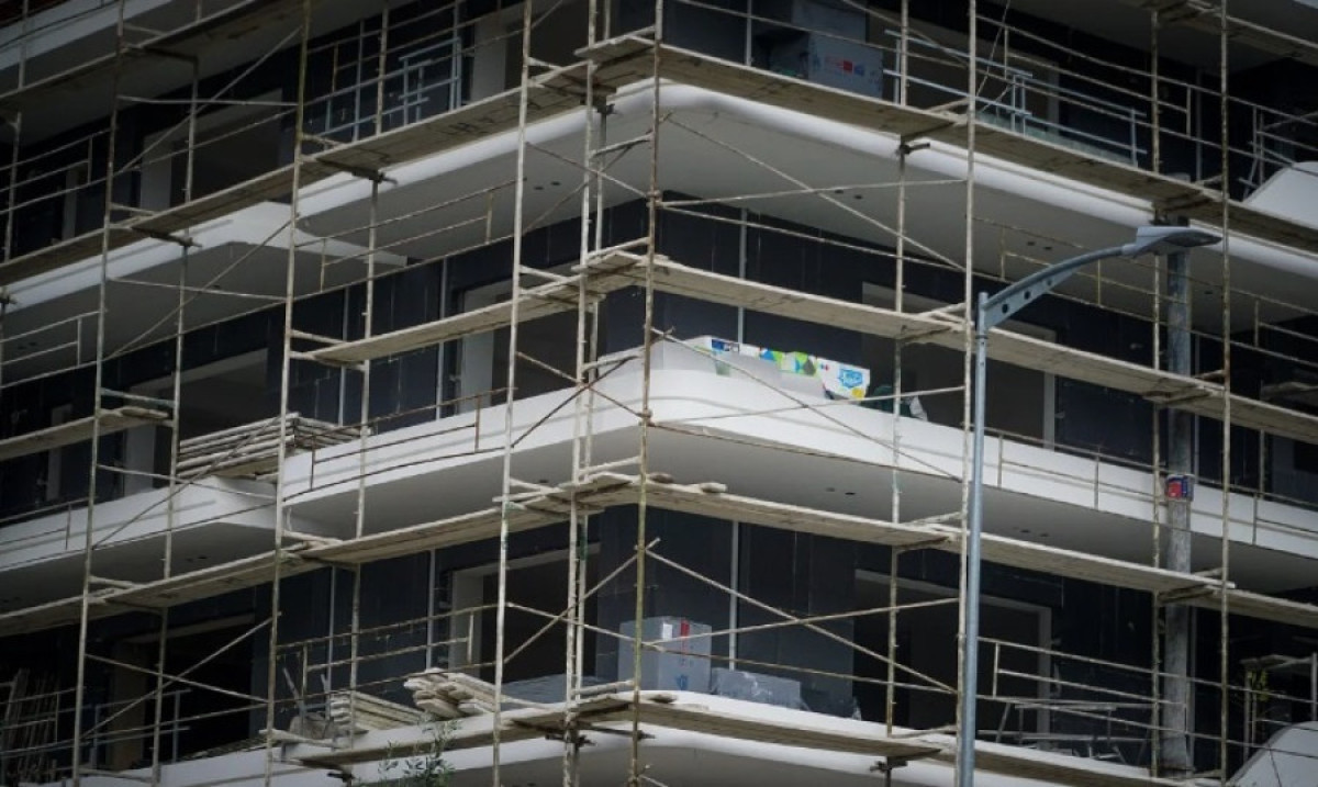 ΕΛΣΤΑΤ: Ετήσια πτώση 0,8% στις οικοδομικές άδειες τον Μάιο