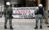 Ρουβίκωνας: Ελεύθεροι οι 10 που εισέβαλαν στα γραφεία των ελεγκτών