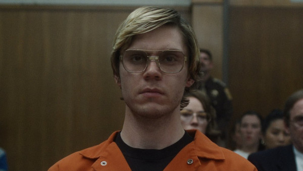 Όλοι μιλούν για το Dahmer: Τελικά αξίζει η νέα ανατριχιαστική σειρά του Netflix;
