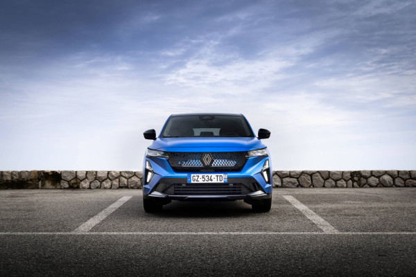 Το νέο Renault Rafale Hyper Hybrid E-Tech 4x4 300 hp ‘είναι μία κατηγορία από μόνο του