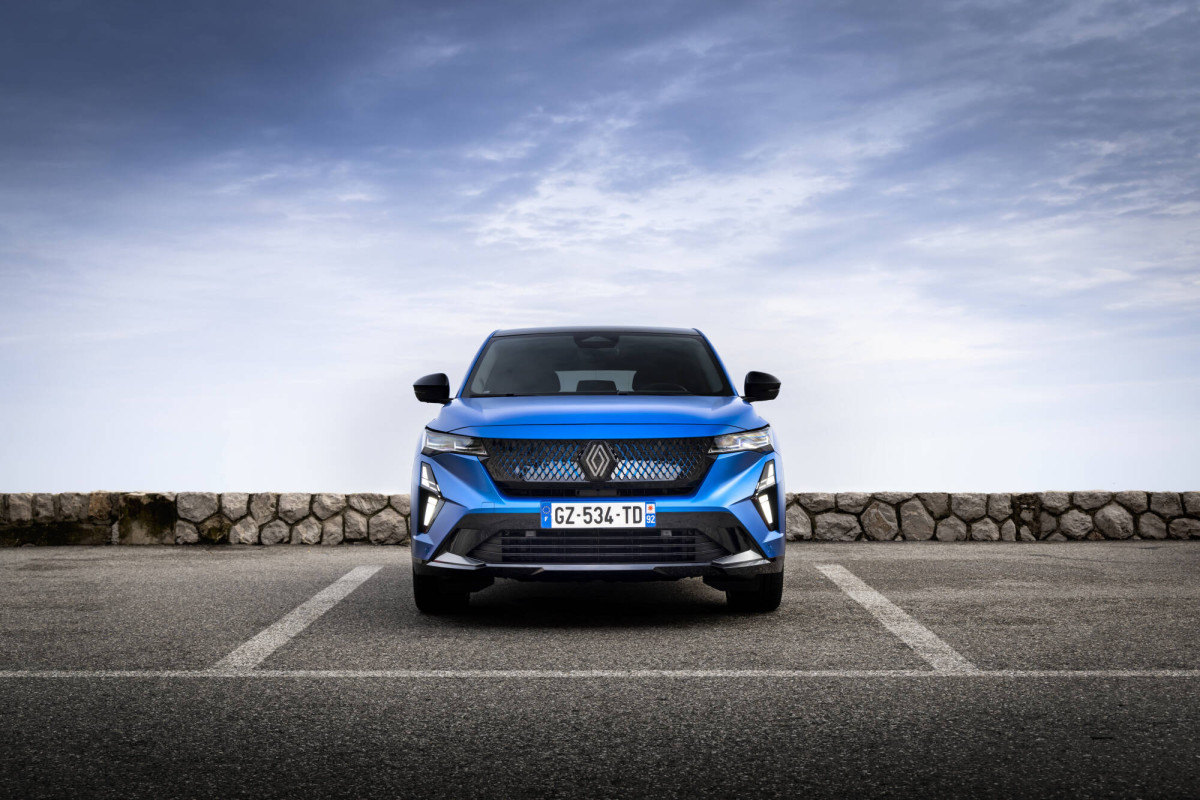 Το νέο Renault Rafale Hyper Hybrid E-Tech 4x4 300 hp ‘είναι μία κατηγορία από μόνο του