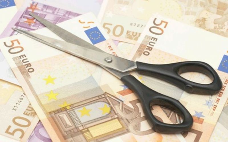 Εντείνει τις πιέσεις για απολύσεις στο Δημόσιο η κυβέρνηση