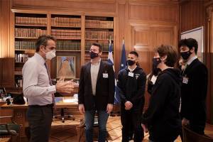 Ο Μητσοτάκης συναντήθηκε με τους ολυμπιονίκες της Διεθνούς Ολυμπιάδας Ρομποτικής