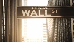 Wall Street: Ρευστοποιήσεις εν αναμονή των εξελίξεων για τα εμβόλια
