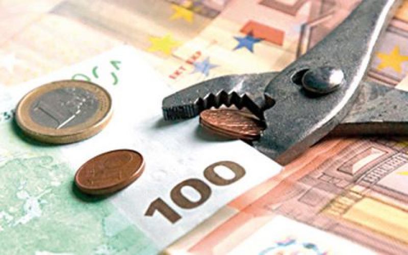 Συνεχίζεται η...κατρακύλα στο εισόδημα των ελληνικών νοικοκυριών- Λιγότερο κατά 14 δισ. ευρώ το 2013