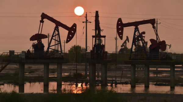 Ξέφρενο ράλι του πετρελαίου-Δεν πτοείται από την άνοδο των αποθεμάτων