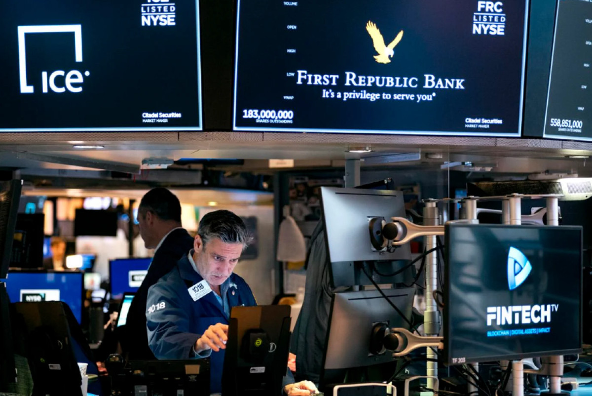 Μεταξύ τραπεζικών πτωχεύσεων και Fed ισορρόπησε η Wall Street