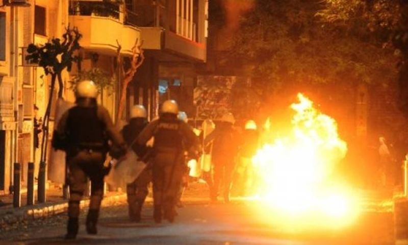 Σαββατόβραδο με μολότοφ στα Εξάρχεια