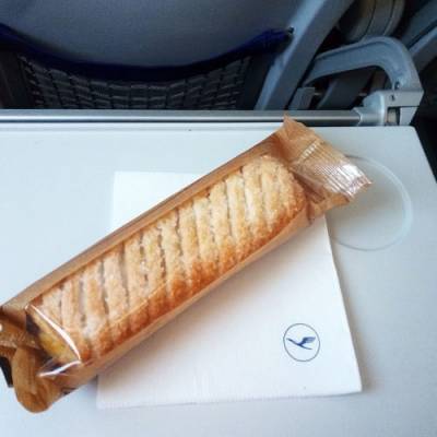 Η Lufthansa «κόβει» τα δωρεάν σνακ στις οικονομικές θέσεις