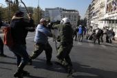 Παναγροτικό συλλαλητήριο: Σε εξέλιξη επεισόδια-Χιλιάδες αγρότες έξω από τη Βουλή