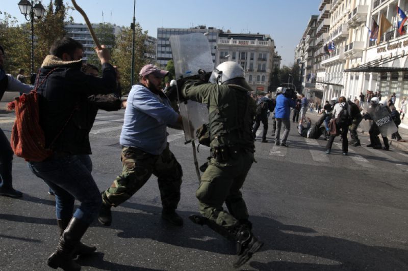 Παναγροτικό συλλαλητήριο: Σε εξέλιξη επεισόδια-Χιλιάδες αγρότες έξω από τη Βουλή