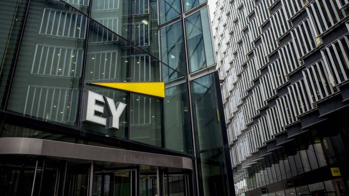 EY: Ιστορικά υψηλή επίδοση της Ελλάδας στον δείκτη ΑΠΕ