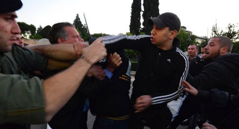 Επιτέθηκαν στον Γ.Κουμουτσάκο στη συγκέντρωση διαμαρτυρίας των Ποντίων