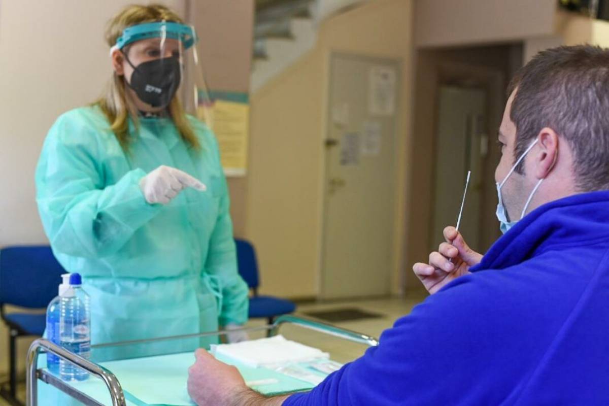 Δήμος Αθηναίων: Επίδειξη χρήσης των self tests στα Δημοτικά Ιατρεία