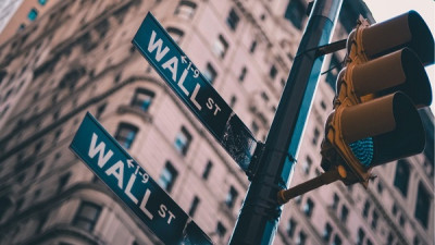 Το ισχυρό λιανεμπόριο ασκεί πιέσεις στη Wall Street