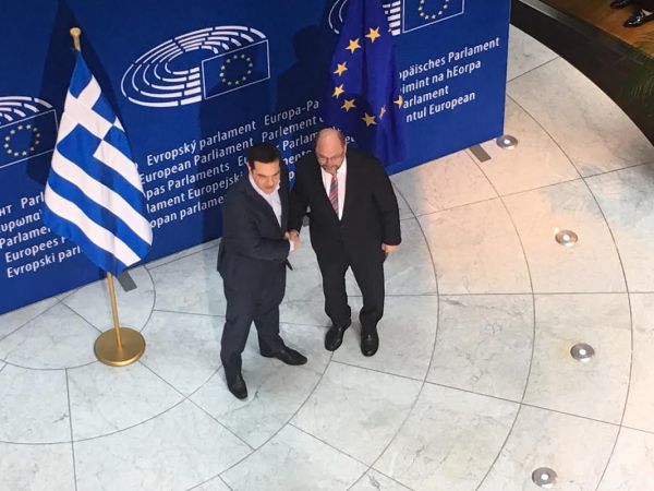 Δέκα... δεύτερα διήρκεσε η υποδοχή του Τσίπρα από τον Σούλτς