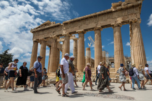 Πάνω από 20 εκατομμύρια τουρίστες στην Ελλάδα το 7μηνο, παρά τη μείωση αφίξεων τον Ιούλιο