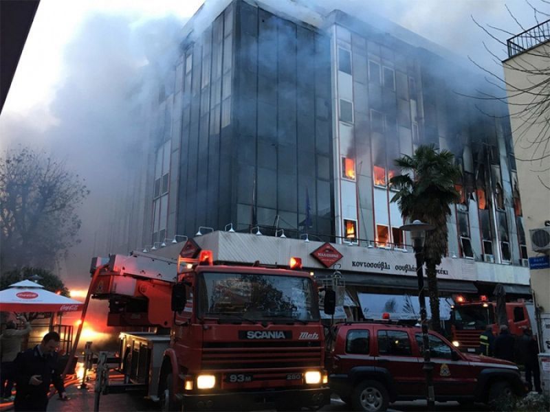 Λάρισα: Ξέσπασε μεγάλη πυρκαγιά στο κτίριο της Β' ΔΟΥ (βίντεο)