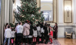 Σακελλαροπούλου: Στόλισε το χριστουγεννιάτικο δέντρο με παιδιά από το «Χατζηκυριάκειο»