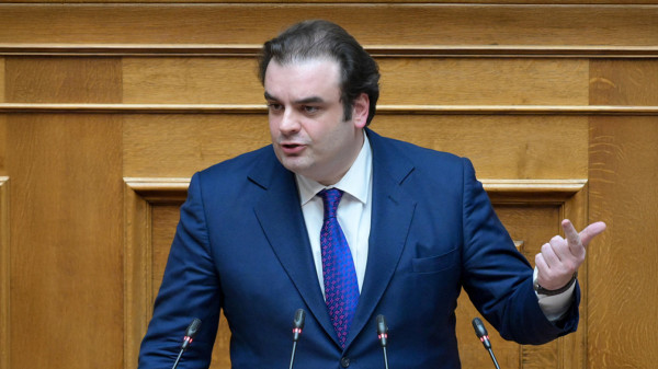 Πιερρακάκης: Δραστικές μειώσεις σε τραπεζικές χρεώσεις και προμήθειες – Ένταξη παρόχων ΑΤΜ στο ίδιο ρυθμιστικό πλαίσιο με τις τράπεζες