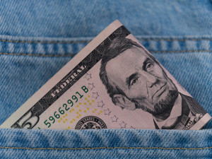 Το δημοσιονομικό έλλειμμα των ΗΠΑ εκτινάσσεται σχεδόν στα 2 τρισ. δολάρια