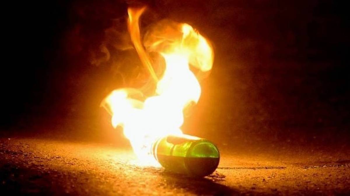 Πέτρες και μολότοφ έξω από το σπίτι του Φλαμπουράρη