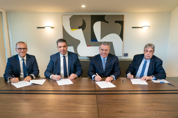 Από αριστερά: ο Chief of Corporate Center and General Counsel της Alpha Bank Νίκος Σαλακάς ο Γενικός Γραμματέας του Συλλόγου Παναγιώτης Αδαμόπουλος, ο διευθύνων σύμβουλος (CEO) της Alpha Bank Βασίλης Ψάλτης και ο πρόεδρος του Συλλόγου Τάσος Γκιάτης.