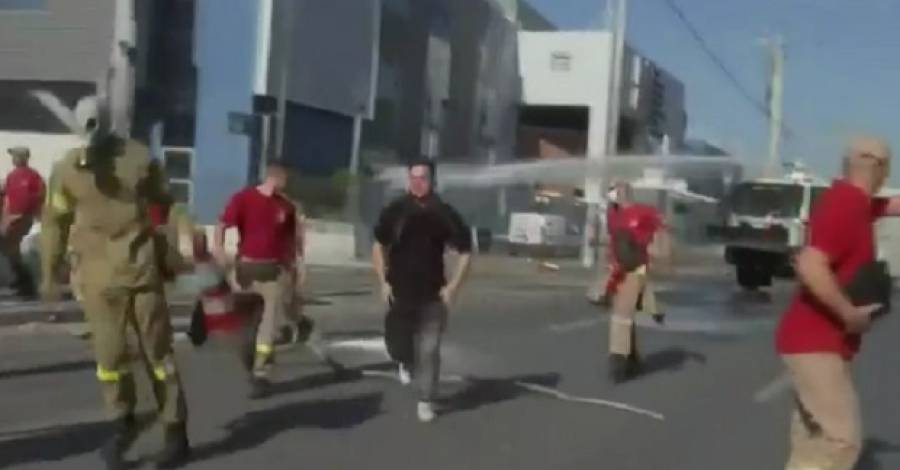 ΣΥΡΙΖΑ:Ο κ.Μητσοτάκης πρώτα χειροκροτεί τους πυροσβέστες,μετά τους πνίγει στα χημικά