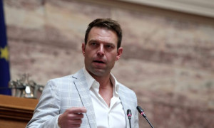 Ο Στέφανος Κασσελάκης κατέθεσε στεφάνι στο μνημείο ΕΑΤ-ΕΣΑ
