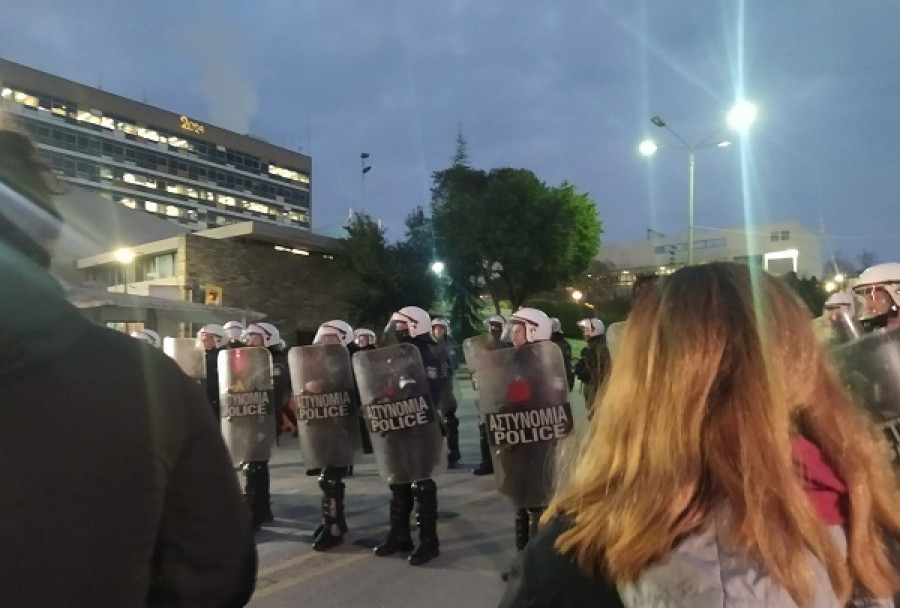 Επέμβαση των ΜΑΤ στη Νομική Σχολή του ΑΠΘ