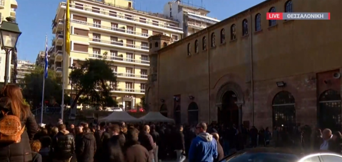 Η Θεσσαλονίκη αποχαιρετά τον Βασίλη Καρρά- Ουρές στο λαϊκό προσκύνημα
