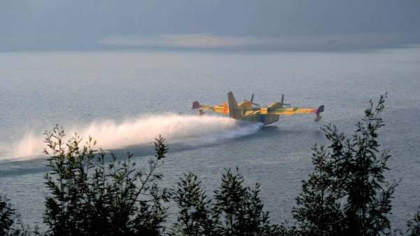 Σαλαμίνα: Αναγκαστική προσθαλάσσωση πυροσβεστικού αεροσκάφους