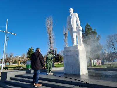 Δήμος Θεσσαλονίκης: Επιχείρηση καθαρισμού αγαλμάτων και μνημείων