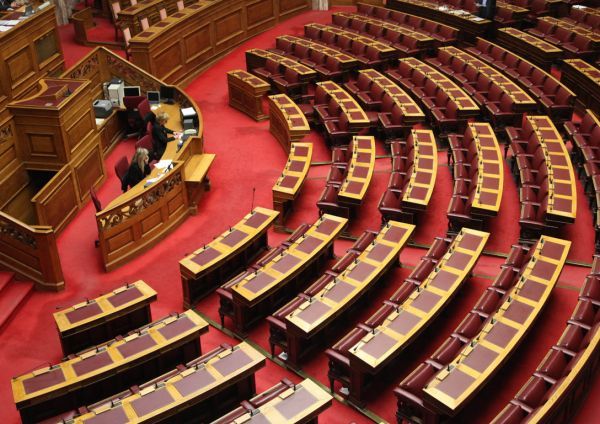 Αντιδράσεις για τη λήξη των Εργασιών της Ολομέλειας της Βουλής- Αρχίζουν τα θερινά τμήματα