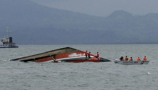 Ανετράπη φέρι με 251 επιβαίνοντες ανοικτά των Φιλιππίνων