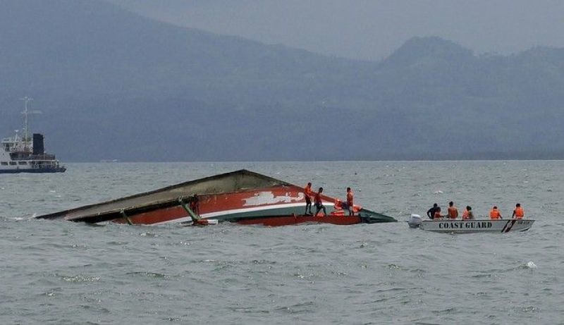 Ανετράπη φέρι με 251 επιβαίνοντες ανοικτά των Φιλιππίνων