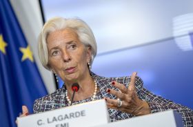 Η Λαγκάρντ «αναγκασμένη» να ενισχύσει το έκτακτο QE