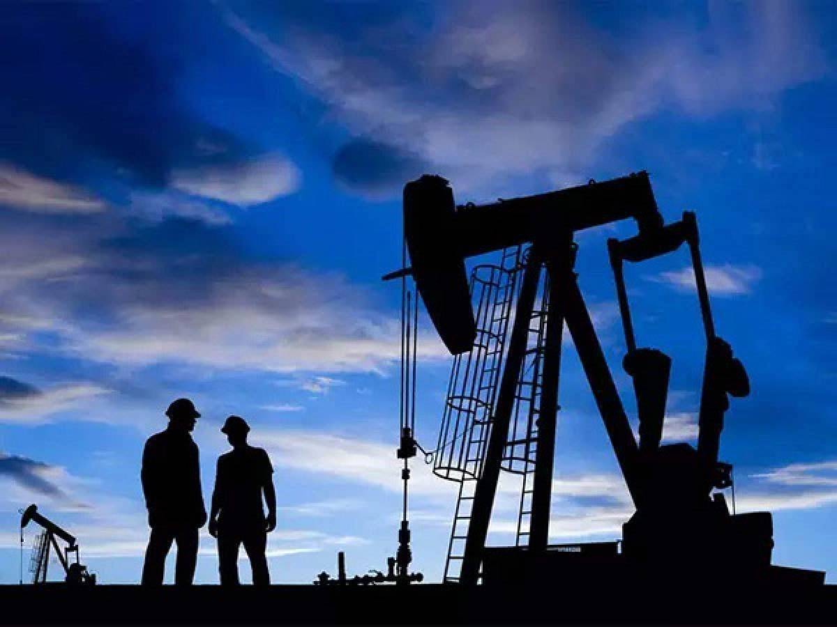 Η συνεχής πτώση των αποθεμάτων ενισχύει το πετρέλαιο