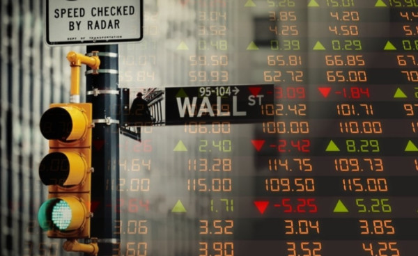 Κέρδη στη Wall Street μετά το μήνυμα «αυτοσυγκράτησης» του Τραμπ στο Ιράν