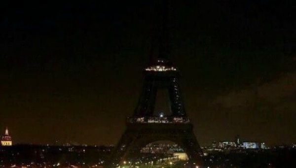 Παρίσι-Τρομοκρατία: Σκοτάδι στην πόλη του φωτός-Έσβησε ο πύργος του Άιφελ